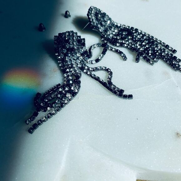 ♥️ Garavani style crystal pendant earrings, clear gunmetal black contrast dangle - Picture 15 of 16